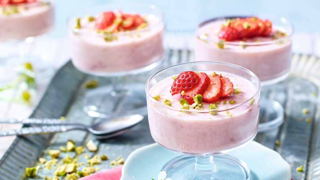 6Ingredient Strawberry Marshmallow Mousse Recipe Food Network UK